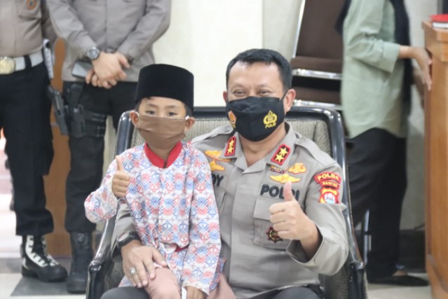 Polisi Sayang Anak Yatim, Kapolda Banten Berikan Santunan