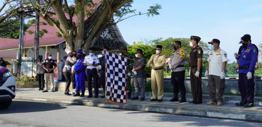  Polres Siak Bersama Unsur Terkait Lakukan Penyemprotan Desinfektan Serentak