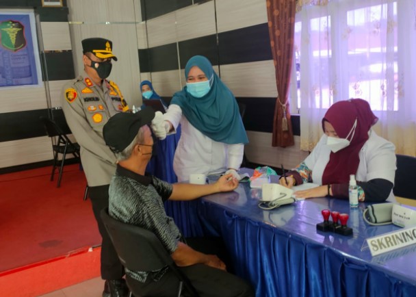  Polres Kampar Gelar Vaksinasi Massal Covid-19 Bagi Lansia, Purnawirawan dan Warakawuri