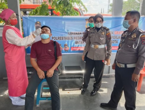  Satlantas Polrestabes Medan Gelar  Rapid Test Antigen Gratis di Pool Bis PT JRG Ring Road