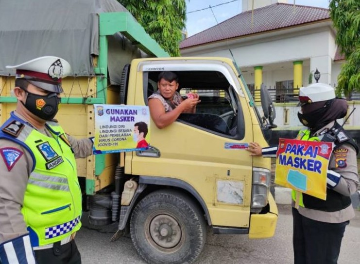  Satlantas Polres Tanjungbalai Tempelkan Stiker “Ayo Pakai Masker” di Kendaraan Melintas