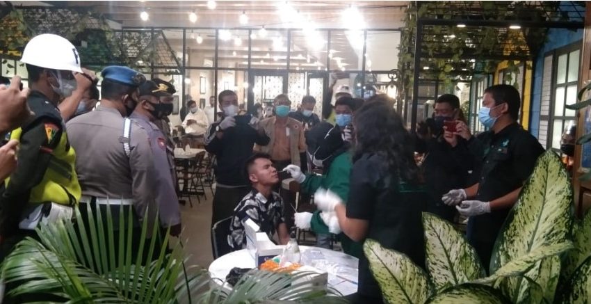  Satgas Covid-19 Pemko Siantar Gelar Operasi Gabungan PPKM dan Rapid Test Antigen Pengusaha, Pelayan Serta Pengunjung Cafe & Resto