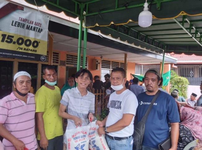  Ketua Pewarta Melayat ke Rumah Duka Boy Tikus dan Salurkan Paket Sembako Serta Tali Asih