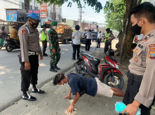 Brimob Polda Sumut Gencar Patroli Prokes dan PPKM Mikro di Kota Medan