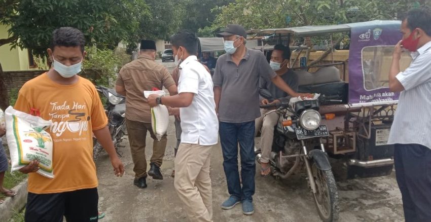  Kadin Batubara Berbagi Sembako Kepada Abang Becak dan Warga Kurang Mampu di Kelurahan Lima Puluh