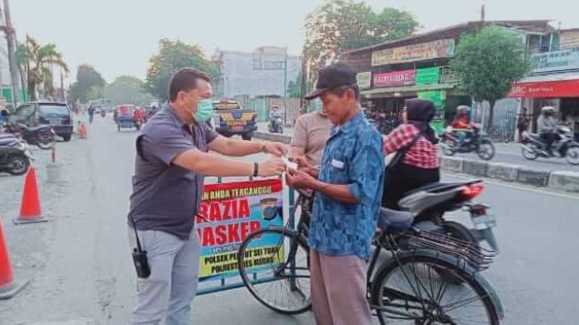  Kanit Reskrim Polsek Percut Sei Tuan Bagi-bagi Masker di Depan Mako