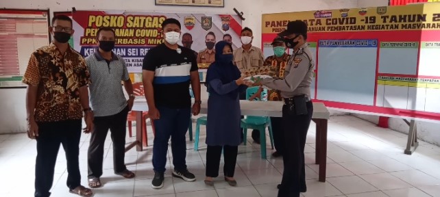 Kapolsek Kota Kisaran Berikan Bantuan Sembako Ke Posko PPKM Kelurahan Sei Renggas