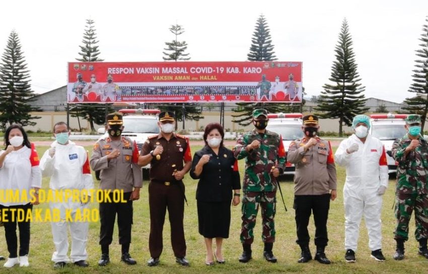  Bupati Karo Tinjau Pelaksanaan Vaksin Massal di Lapangan Samura