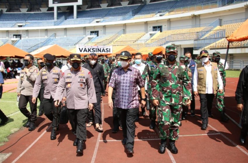  Tinjau Vaksinasi di Bandung, Panglima dan Kapolri Berharap Program Vaksinasi Presiden 1 Juta 1 Hari Tercapai