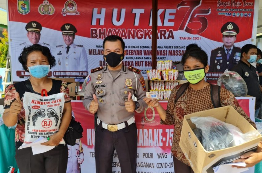  Satlantas Polres Sergai Berbagi Undian Doorprize Untuk Peserta Gebyar Vaksinasi Massal