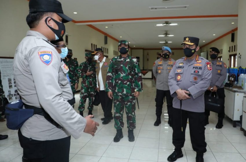  Didampingi Panglima TNI, Kapolri Beri Tiket Sekolah Bhabinkamtibmas Usai Sidak PPKM Mikro di Kudus