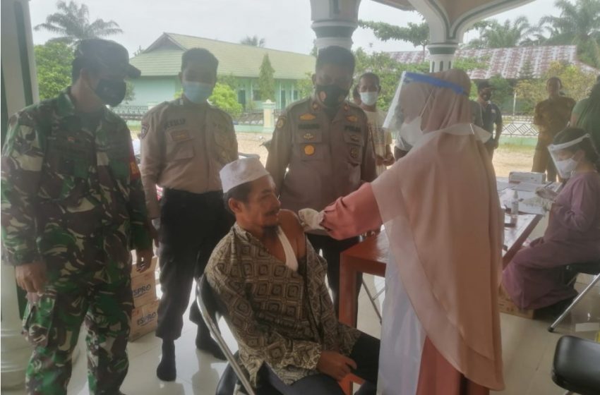  Kapolsek Tapung Monitoring Vaksinasi Covid-19 di Mesjid Nurul Huda Desa Tri Manunggal