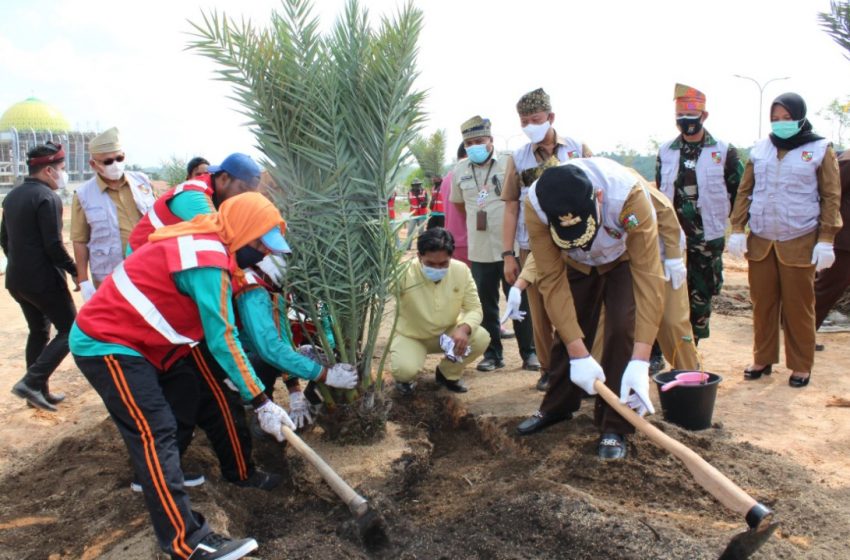  Peringati Hari Jadi Kota Pekanbaru Ke- 237, Forkopimda Tanam Pohon Kurma