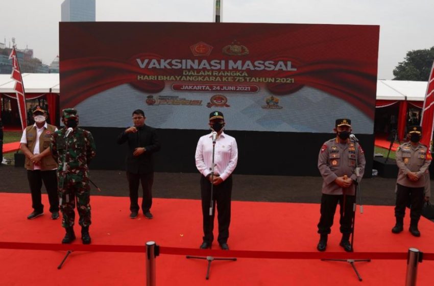  Panglima TNI, Kapolri dan Menkes Tinjau Vaksinasi Massal Jelang HUT Bhayangkara