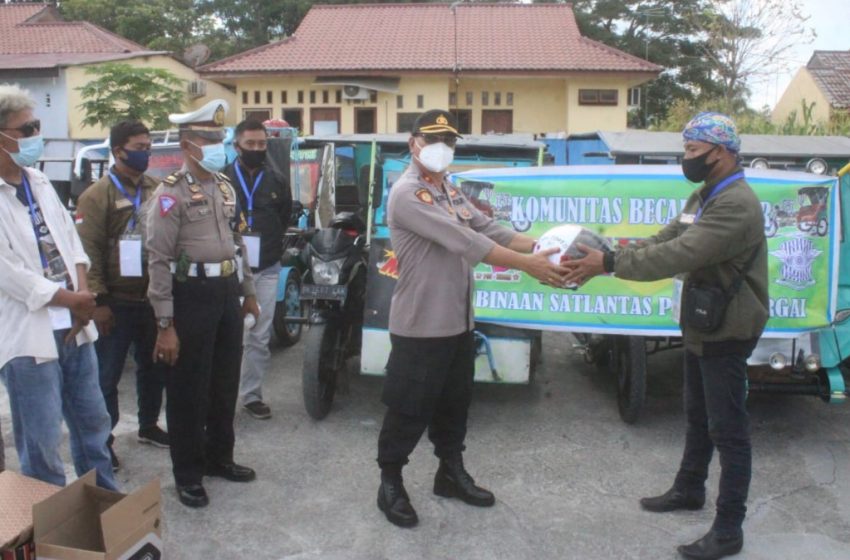  Hut Bhayangkara Ke- 75, Polres Sergai Bagikan Helm dan Masker Pada Komunitas Becak Sehat