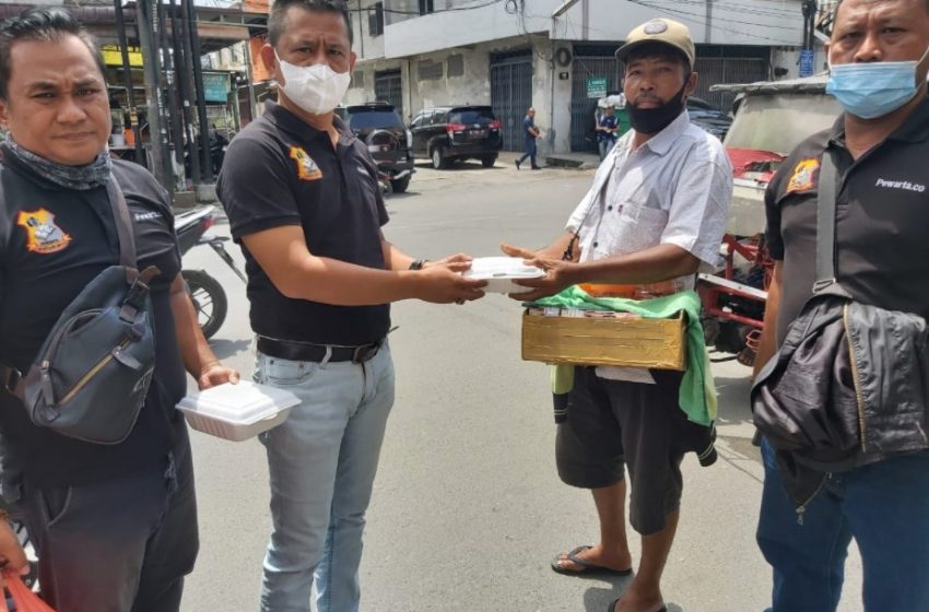  Jumat Barokah, Ketua Pewarta Berbagi Nasi Kotak Kepada Ojol, Jukir, Abang Beca dan Supir Angkot