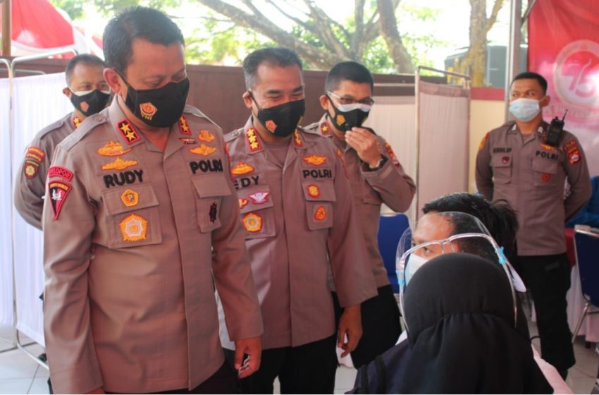 Tinjau Vaksinasi Massal di Polda Banten, Kapolda Berbincang Akrab dengan Masyarakat