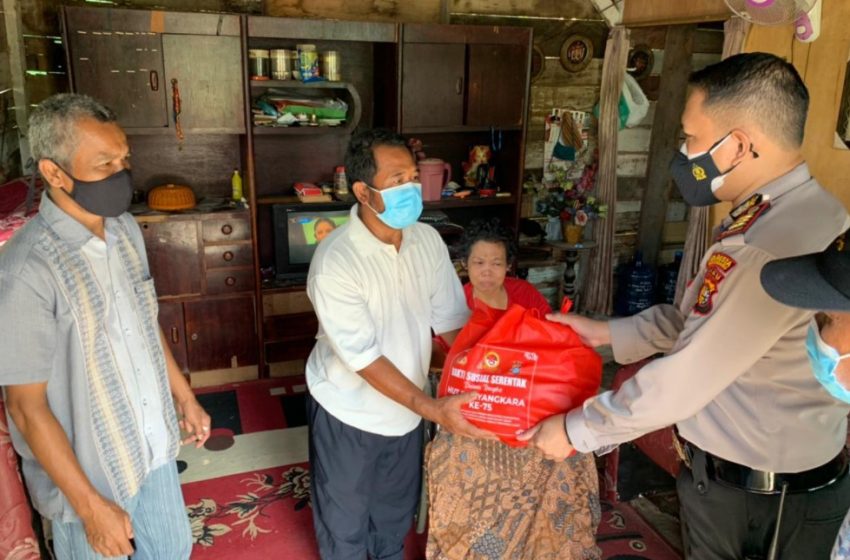  Peringati HUT Bhayangkara, Kapolsek Lima Puluh Berikan Bantuan Sembako Kepada Masyarakat Kurang Mampu