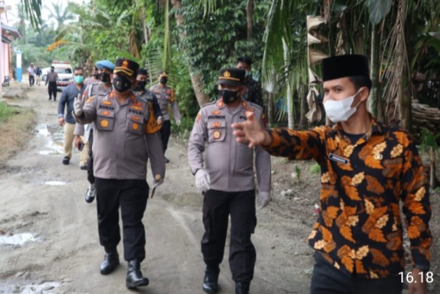 Kapolres Batubara Cek Posko PPKM Pulau Sejuk dan Kunjungi Kediaman Warga Positif Covid-19