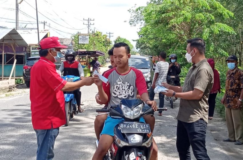  Lurah Sei Renggas Bersama Anggota DPRD Asahan Bagi Masker dan Himbau Masyarakat Patuhi Prokes