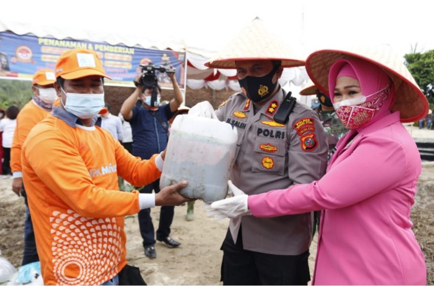  Bakti Sosial Polres Taput Dalam HUT Bhayangkara ke-75 Tahun, Penanaman dan Pemberian Bibit Tanaman Berbuah