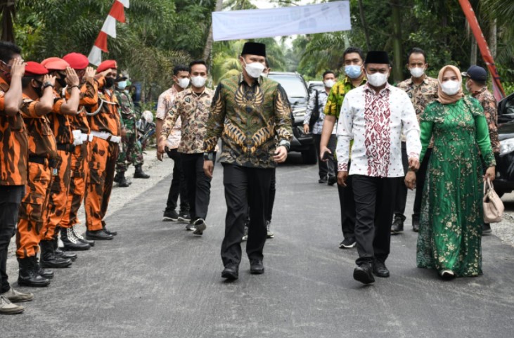  100 Hari Masa Kepemimpinan, Bupati-Wabup Sergai Resmikan Jalan di Teluk Mengkudu