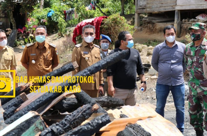  Wakil Bupati Karo Serahkan Bantuan Kebakaran Desa Ujung Deleng