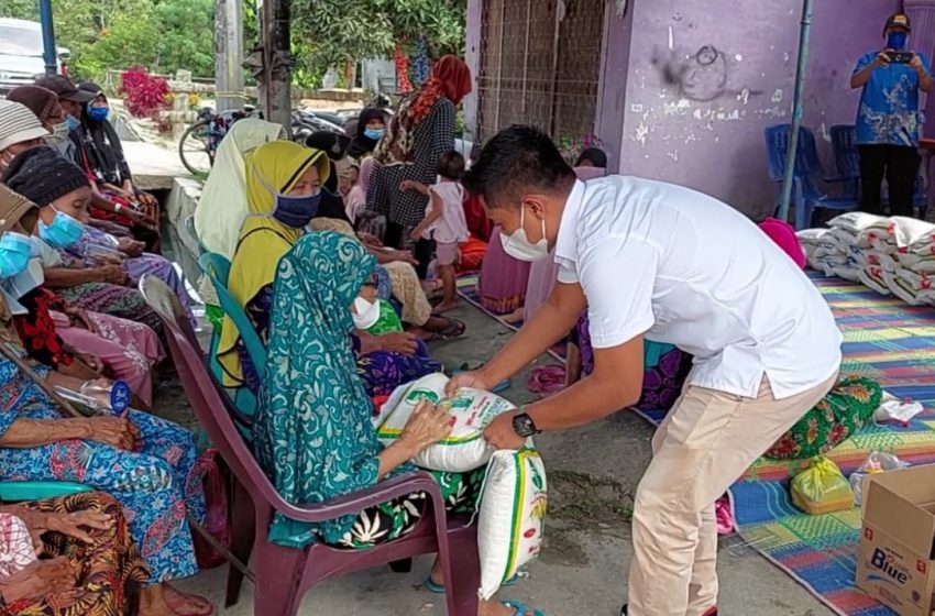  Sembari Berbagi Beras, Kadin Batubara Himbau Warga Agar Sukarela Untuk Divaksin