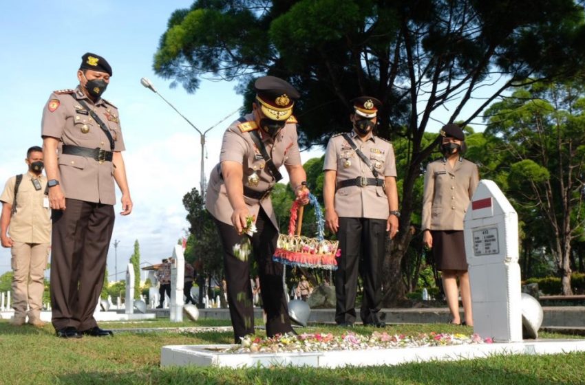  Kapolda Riau Pimpin Ziarah dan Tabur Bunga di TMP Jelang Hari Bhayangkara Ke- 75