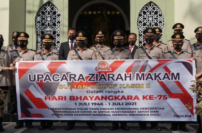  Polres Siak Lakukan Upacara Ziarah Makam Pahlawan dan Anjangsana ke Rumah Pensiunan Polri Juga Warakauri