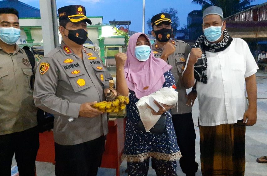 Usai Sholat Subuh Berjamaah, Kapolres Batubara Kunjungi Pedagang Sayur dan Bagikan Sembako