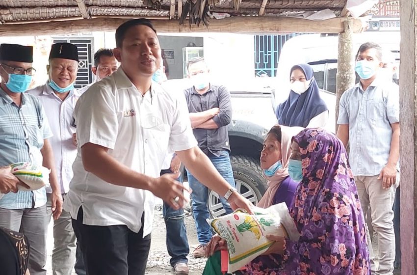  Ajak Warga Dukung Program Vaksin, Ketua Kadin Batubara Terjun Langsung Bagikan Sembako ke Warga Pedalaman Nibung Hangus