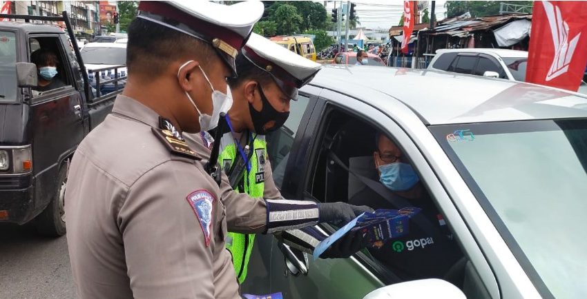  Sat Lantas Polrestabes Medan Bagikan Brosur Sosialisasi Mendagri No. 2 Tahun 2021 Tentang PPKM Darurat