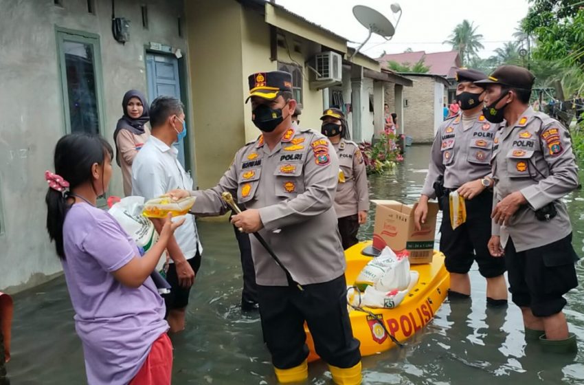 Kapolres Batubara Terobos Banjir Bantu Para Warga Desa Perjuangan