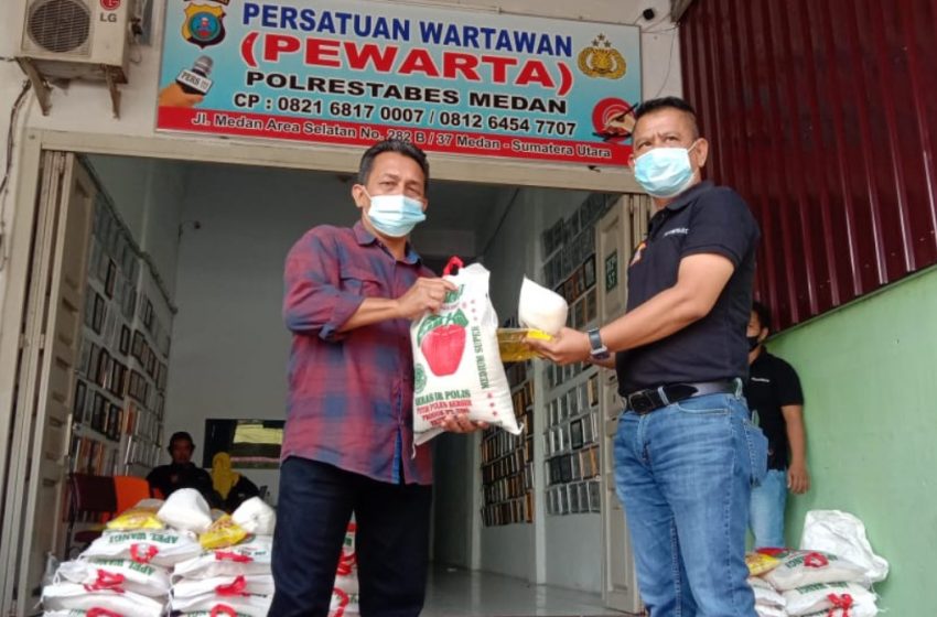  Terdampak PPKM Darurat, Ketua Pewarta Berikan Sembako kepada Jurnalis