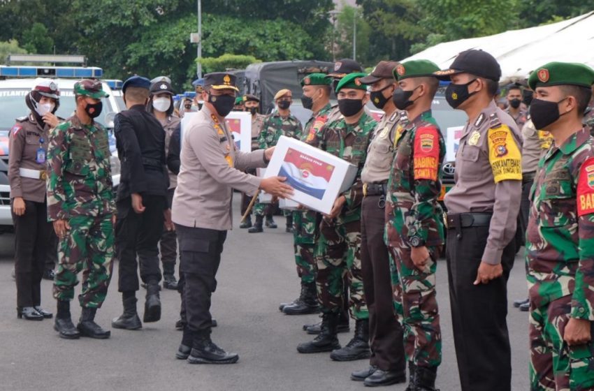  Berjuang Bersama Melawan Covid-19, Kapolda Riau Bersama Danrem Lepas Penyerahan 503 Paket Bansos