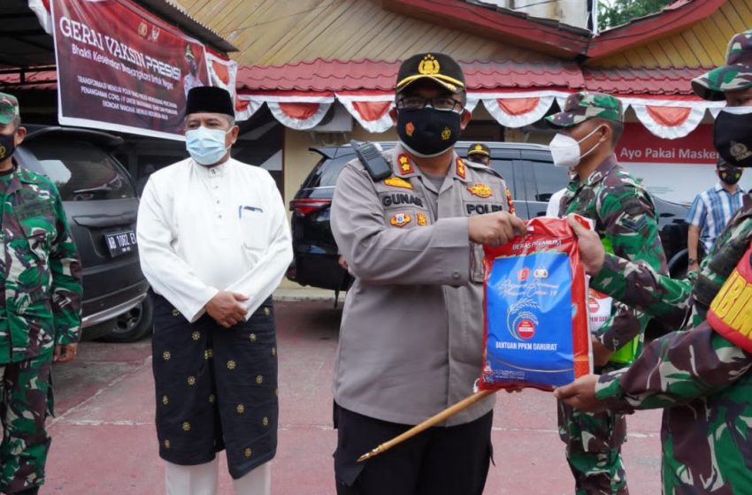  Didampingi Kapolres Siak, Bupati Lepas Perdistribusian Bansos Serentak TNI – Polri di Perawang