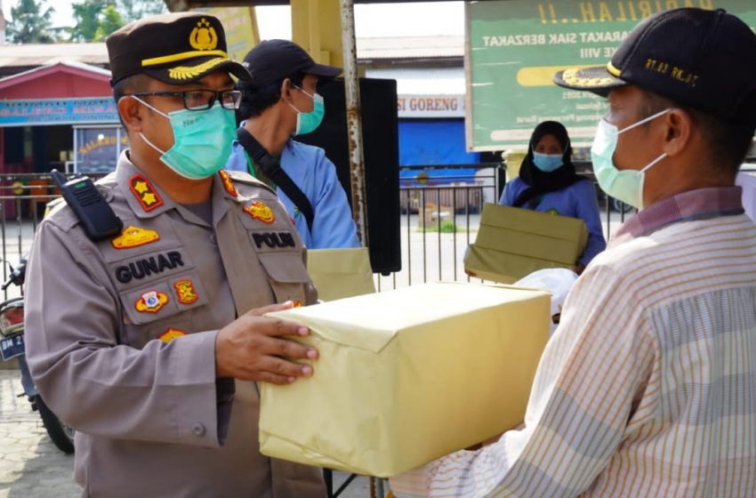  Kapolres Siak dan Bupati Berikan Bantuan Masker Kepada Seluruh Rumah Ibadah di Kampung Perawang Barat