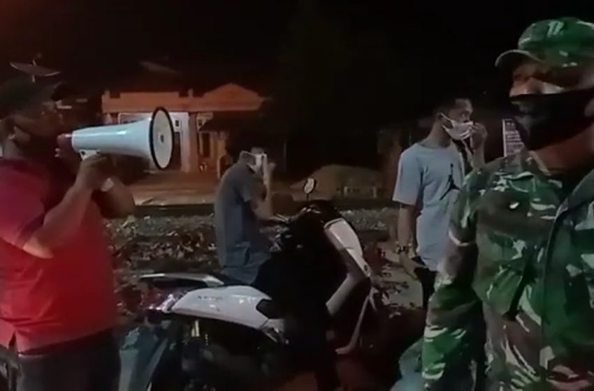  Petugas Posko PPKM Mekar Baru Himbau Prokes, Bagi Masker dan Bubarkan Keramaian