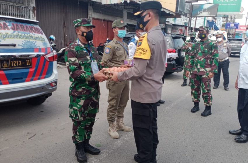 Kunjungi Pos PPKM Darurat, Wakapoldasu dan Kasdam I/BB Beri Konsumsi Tingkatkan Imun Tubuh Personil