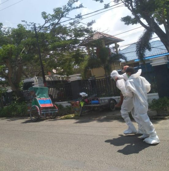  Evakuasi Pasien Ke Rumah Sakit, Bhabinkamtibmas di Riau Gendong Suspec Covid-19 Hingga Harus Nyeberangi Sungai