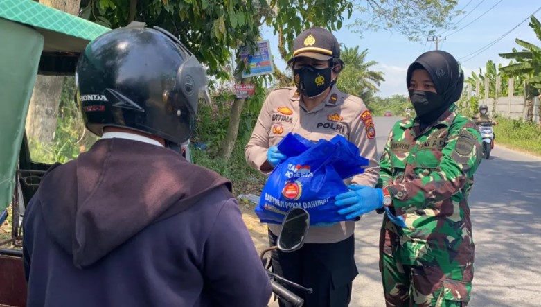  Wanita TNI-Polri Bagikan 500 Paket Sembako Untuk Masyarakat Terdampak Covid-19