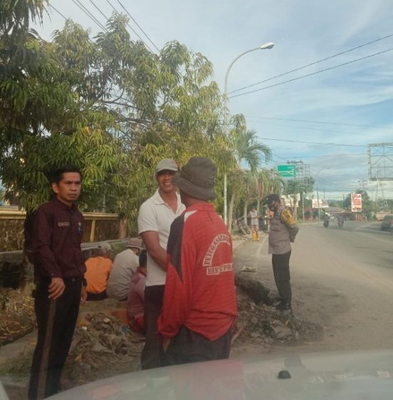  Camat Bilah Barat Bersama Dinas PUPR Gotroy Bersihkan Saluran Drainase Tumpat