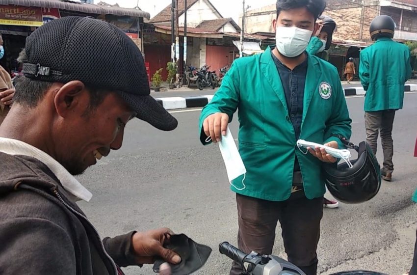  Mahasiswa dan Gakkum Polsek Medan Timur Bagikan Masker dan Imbau Prokes