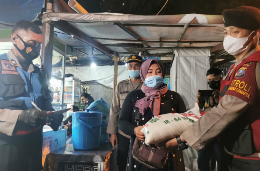  TNI-Polri dan Satgas Covid-19 Patroli Sekala Besar Bagikan Bansos di Medan