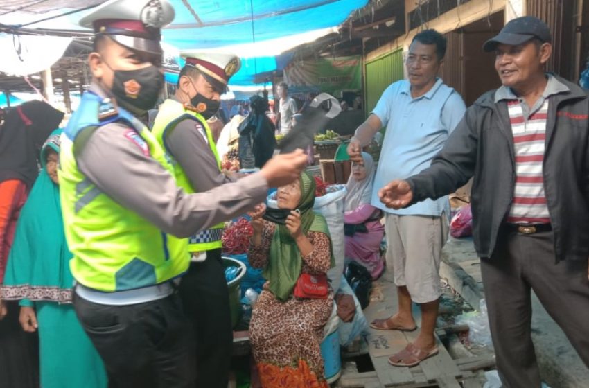  Kasat Lantas Polres Kampar Beri Himbauan Protkes dan Bagi Masker di Pasar Air Tiris