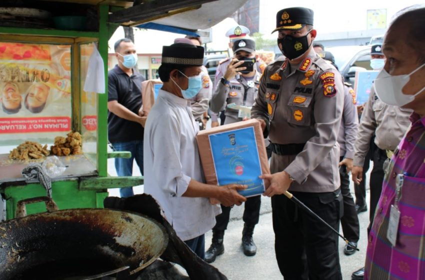  Terdampak Pandemi Covid-19, Kapolresta Pekanbaru Bagikan Sembako untuk Pedagang Kaki Lima