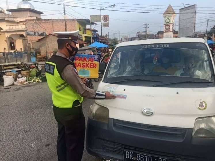  Satlantas Polres Tanjungbalai Gencar Tempelkan Stiker Ajakan “Ayo Pakai Masker”