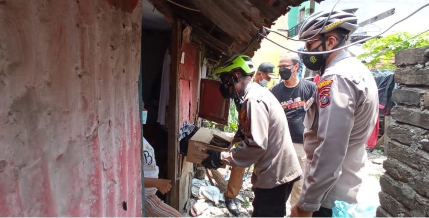  Sambil Bersepeda, Kapolsek Medan Timur Bagikan Sembako