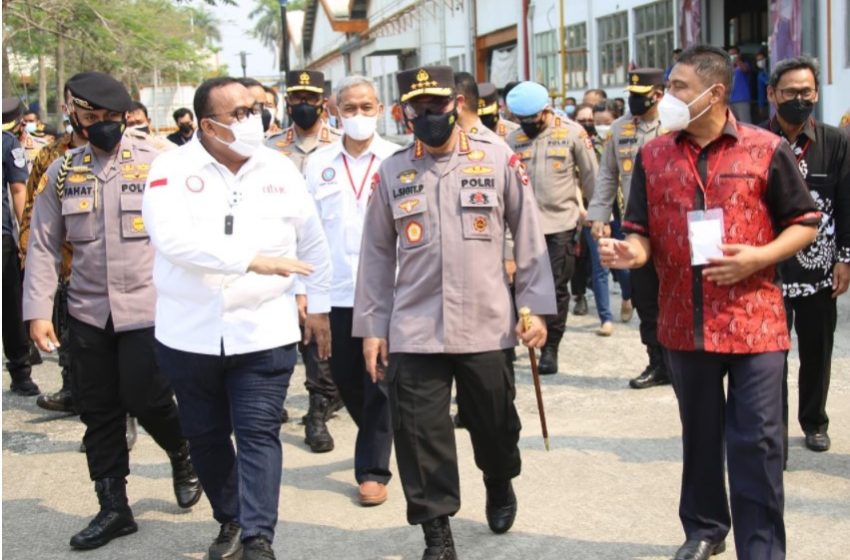  Tinjau Vaksinasi Buruh, Kapolri Harap Pertumbuhan Ekonomi Membaik